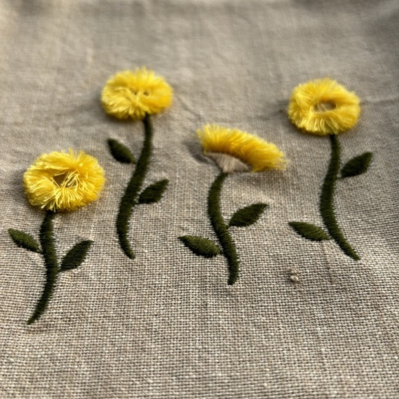 Brand New Tea / Hand Towel with Daisies - BNWT - Picture 2 of 6